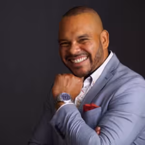 "Nigéria ma naučila nezanechávať za sebou stopu," hovorí nigérijský kráľ Obonete Ubam.