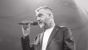 Peníze z charitativního koncertu na pomoc Ukrajině půjdou Červenému kříži. Všichni, které jsme oslovili, byli strašně ochotní, říká Matouš Rajmont