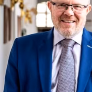 Platba za státní pojištěnce stoupne na cca 1 900 korun, říká ministr Válek v podcastu ZdraveZpravy.cz