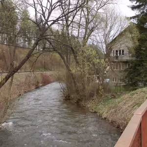 05 Otec Oli pri prameni Hrona