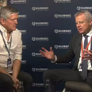 .pod lampou s Petrom Kolářom: Čo sa stalo s Amerikou? A ako má odpovedať Európa?