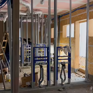 Ve dvou oblíbených areálech v Mostě pracují stavbaři na jejich vylepšení.