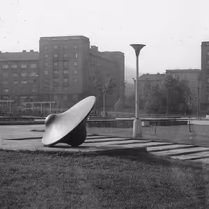 Biologické těleso od akademického sochaře Josefa Klimeše se nyní v parku, který prochází zásadní proměnou, přestěhovalo na novou pozici.