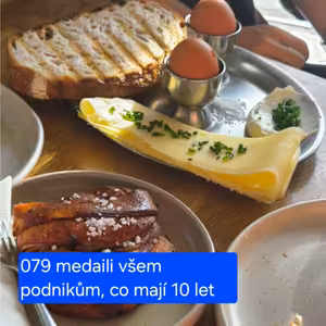 079 medaili všem podnikům, co mají 10 let
