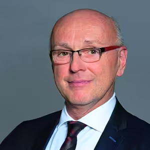 Víte jaký je rozdíl mezi instantní platbou a instantní polévkou? Jak běžné takové instantní platby jsou? A jak je možné je využívat třeba při podnikání? Nejenom nad těmito odbornými tématy jsme se v univerzitním podcastu poprvé sešli k rozhovoru ve třech.