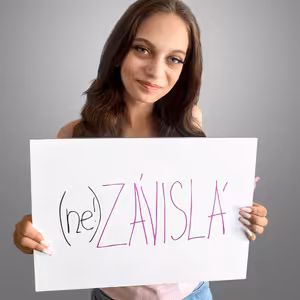 Máma feťačka ji nechala v porodnici, teď bojuje s psychickými problémy. Studentka si prošla peklem