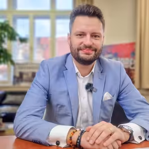 Fiala chce prodávat zbraně do Afriky. Česko se vrací do devadesátek. Elektřina zdraží | Čau Praho#56