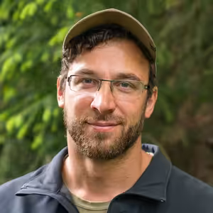 Medvede stretávame častejšie, lebo so zmenu využívania krajiny sa zmenilo ich správanie, hovorí odborník na veľké šelmy Jerguš Tesák