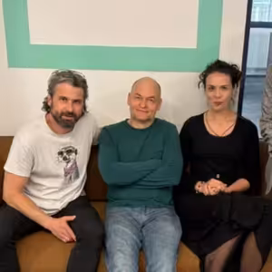 Láska v zajetí algoritmů: Divadlo VULKAAAN uvádí futuristickou romanci Temná Muhehe