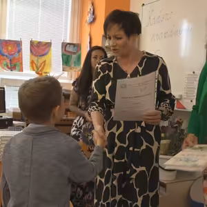 Děti dostaly vysvědčení.