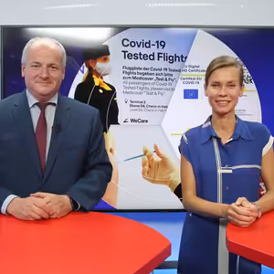 Velké akce jsou stále riziko, varuje Prymula. Za hranice radí jen obě dávky vakcíny