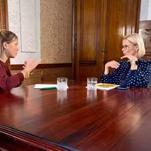 Stavební zákon a aktuální politické dění ve vládě se Zuzanou Mrázovou, ministryní pro místní rozvoj. Jak bude vypadat schůze, kde vláda požádá o důvěru a Senát slaví 30 let