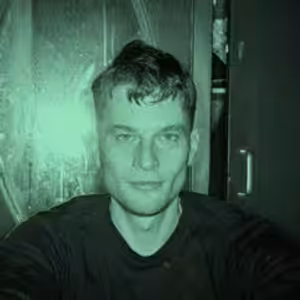 ŽIVĚ: „S Han Kang mám spojený pocit tíhy, který je ale zároveň naplněn světlem“ – rozhovor s dramatikem a dramaturgem Matějem Samcem
