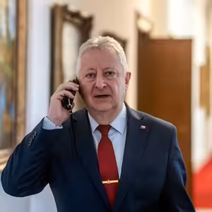 Z Česka se stal černý pasažér NATO. Škrty nezachrání ani Trumpova pochvala