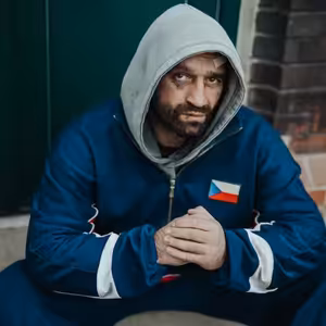 Bojovník chce vyhrať v klietke, no zápasí hlavne s klišé