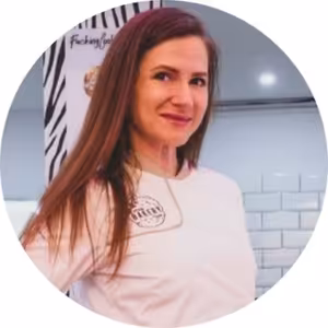 #20 Ako začať podnikať v Španielsku? Inšpiratívny príbeh s Luciou Kurákovovou o založení reštaurácie El Desván v Barcelóne.