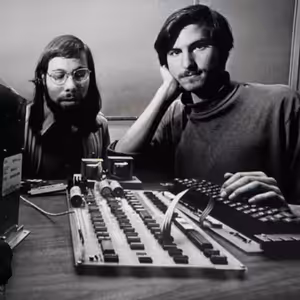 Z garáže do celého světa. Jak se firmě Apple vede po padesáti letech v éře AI a celních bariér?