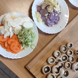 Zoltán Pásztor pripravuje kompletné obedové menu