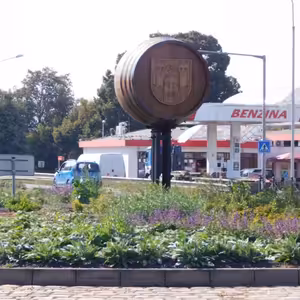 Na křižovatkách jsou sud a chmelové sloupy