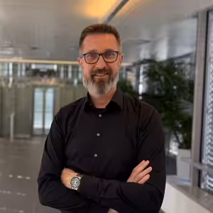 Letíte v tržní bouři? Zachovejte klid, zkontrolujte portfolio a jděte se projít, říká Petr Žabža z Air Bank