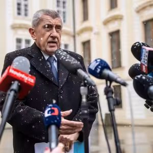 Babiš ukázal svoje poznámky. Má v nich jména ministrů a důvody od prezidenta, proč nechce Turka