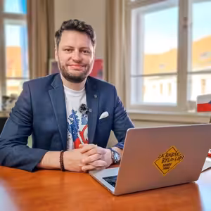 Jste proti přijetí eura? Nekontrolované migraci? Pomozte těmto nesmyslům zabránit. | Čau Praho! #75