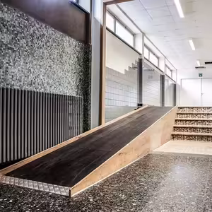 Väčšina škôl, úradov, policajných staníc či nemocníc na Slovensku nie sú bezbariérové!