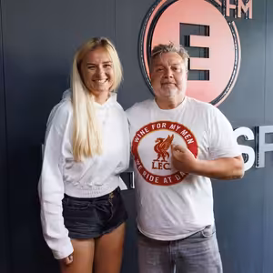 S fotbalistkou Simonou Necidovou o tom , jak ženský fotbal plní stadiony, muži berou mnohonásobně víc peněz a fandí jí její žáci