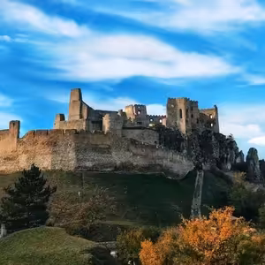 Spoznaj najvyšší vrchol Považského Inovca a tajomstvo brány Beckov (Výlety po Slovensku s One2We)