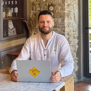 Čau Praho! #35: Platy v ČR klesají nejvíc z EU. Rušení rodných čísel za miliardy. Česká pošta.