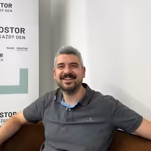 Stand-up komik Nikola Džokić: Humor člověka trochu přejde, když pochopí, kolik je to práce