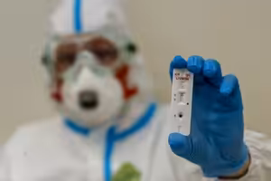 Letní vlna epidemie covidu-19 v Česku dál sílí