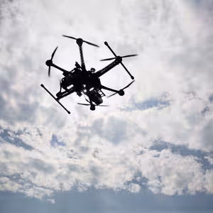 Pozdě, ale přece. Evropa začíná řešit, co s neznámými drony v jejím vzdušném prostoru