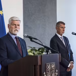 Prezidenta štve Babiš, toho štve Macinka s Okamurou. Zákulisí vyjednávání o nové vládě