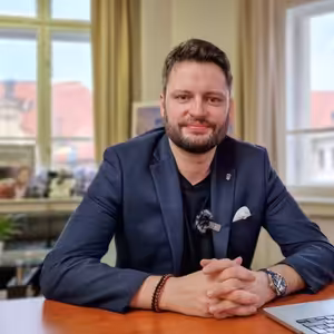 Uprchlíci dostali 16 miliard Kč, ale Češi rekordně zchudli. Nákupy podražily o 30 % | Čau Praho! #71