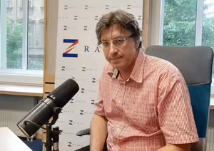 Někteří studenti na pražské filozofické fakultě se bojí k historickým otázkám bývalého režimu vyjadřovat, říká historik Petr Blažek z Ústavu pro studium totalitních režimů.