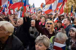 Trumpovo oznámení, 17. listopad ve víru oslav i demonstrací, první výkop v Kataru