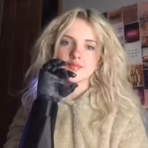 Dívka s bionickýma rukama: Jsou na nich moje vynálezy, chci je dál vylepšovat. Rodičům tvrdili, že umřu