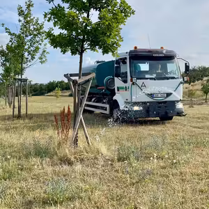 Péče o zeleň v letních měsících.