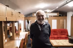 Daří se mi výborně. Že stále hraju intenzivně divadlo je zázrak