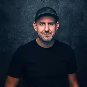 Problémy v Rusku jsme měli už před válkou, říká k odchodu z trhu „lepič aut“. Teď září v Dubaji