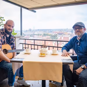 #1 Pokáč - Píchá to ale kaktus to není! Na kytaru hrál u Aleše na střeše