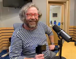 Eugen Kukla: Ve staré Praze na mě dýchá atmosféra trdelníku, protože doba okýnková je pro ně vynikající. V Praze teď vystupují věci, které dříve byly upozaděny davem a těší mě, že i v té obecné prázdnotě nejsou třeba vypnuté semafory