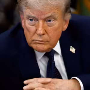 Čeho Trump na Blízkém východě zatím dosáhl? Tvrdšího režimu, chaosu a možného porušování zákonů