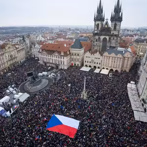 Kostolný, Tabery: Masové demonstrace nenechají chladným žádného politika. Macinku, Babiše ani Fica