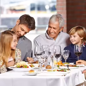 🍽️👨‍👩‍👧‍👦 Bez obrazoviek: Ako si užiť rodinnú večeru v reštaurácii 📵🎉
