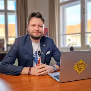 "Fialova" kampelička obrala lidi o stovky milionů. Vláda kupuje další munici. | Čau Praho! #77