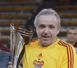 Fotbalový internacionál Ladislav Vízek: Jsem snad jeden z mála fotbalistů, který tento blbej virus prodělal. Teď nosím roušku i doma na záchodě.