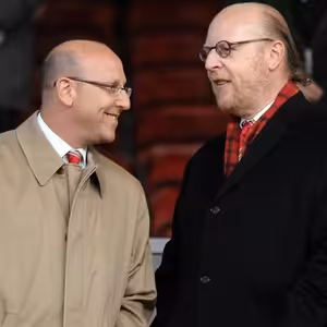 Avram a Joel sa neponáhľajú s predajom klubu, keďže nová zmluva s Adidasom im hrá do kariet