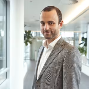 Lukáš Novotný (WOOD & Company): Trhy jsou stále citlivé na spekulace o vývoji sazeb, v USA se pozornost stáčí k výsledkové sezóně